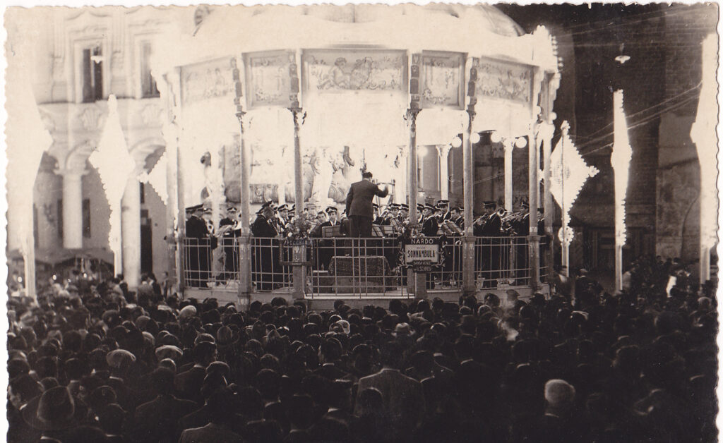 Nardò, Piazza Salandra gremita durante l’esecuzione della “Sonnambula” sotto la direzione del M. Vincenzo Schirosi