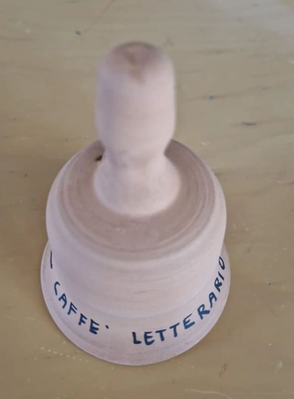 La campanellina di terracotta per ricordare la festa dei “cumitati” a Nardò il giorno di San Giuseppe offerta ai soci del Caffè Letterario Neritonensis.