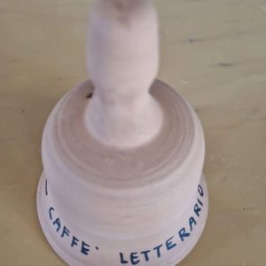 La campanellina di terracotta per ricordare la festa dei “cumitati” a Nardò il giorno di San Giuseppe offerta ai soci del Caffè Letterario Neritonensis.